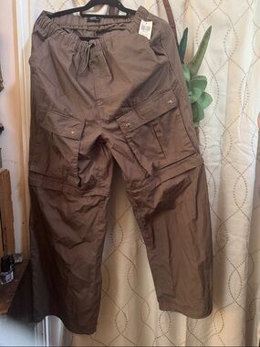 Relaxed Fit Brown Cargo Pants with Utility Pockets